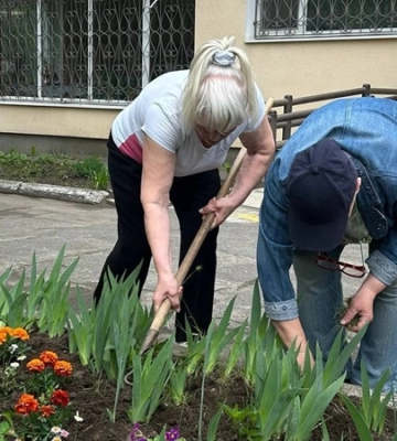 Чистий двір – чиста душа. У Дніпрі у терцентрі до Дня довкілля провели толоку #Дніпро_квітучий