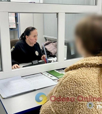 На Одещині судитимуть закладницю, яка ховала наркотики у старому телефоні