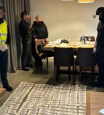 На хабарі у понад 21 тисячу доларів затримали посадовицю інституту НААН та двох її спільників