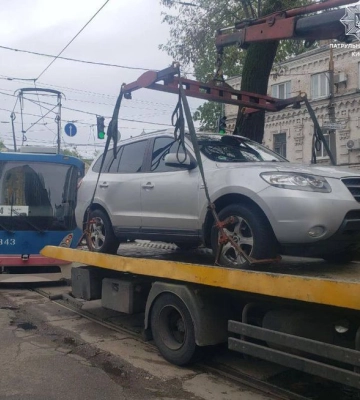 У Києві покарали «героя паркування», який заблокував рух трамваїв (ФОТО)