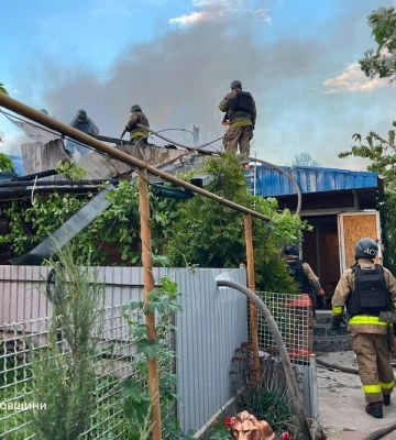 Оккупанты снова атаковали Никополь, вызвав пожар в частном доме