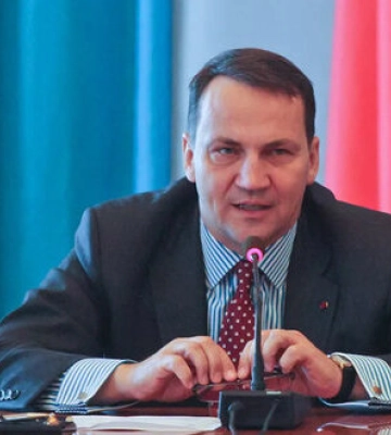 Венгрия блокирует €450 млн, которые Польша должна получить из европейского бюджета за поставленное Украине оружие, - Сикорский