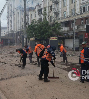 У Дніпрі на місці ворожої атаки працюють комунальні служби