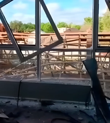 Міська влада показала наслідки нічного обстрілу Херсона. ВІДЕО