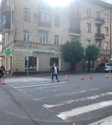 У Чернівцях на вулиці Бандери зменшують ширину пішохідного переходу