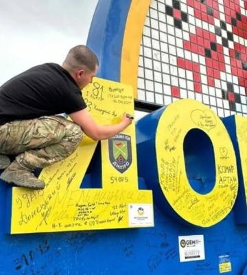 Військові почали розписувати стелу в Донецькій області