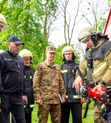 Закарпатські гвардійці-вогнеборці відточують вміння гасити пожежі