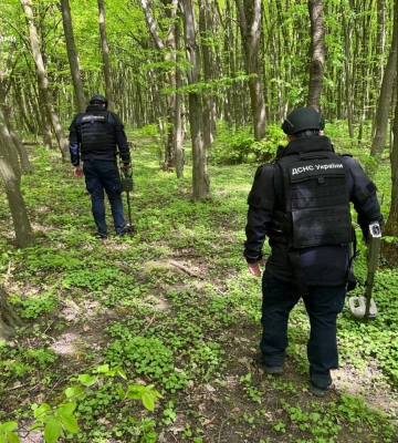 Піротехніки Рівненщини знищили три артилерійських снаряди