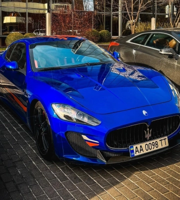 Яркий раритет: в Киеве заметили лимитированный спорткар с двигателем Ferrari 