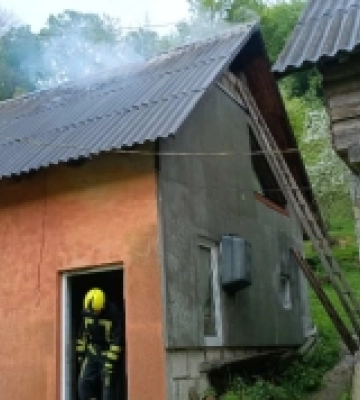 Рятувальники Вишкова та Хуста загасили пожежу на даху у Шаяні