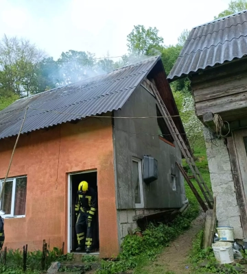 На Хустщині горів дах житлового будинку
