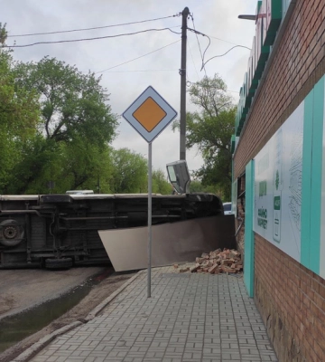 У Кропивницькому мікроавтобус врізався у магазин