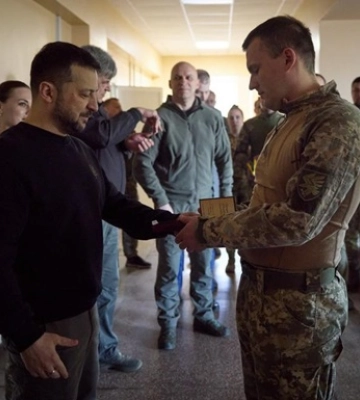 Зеленский приехал к военным на Донбасс