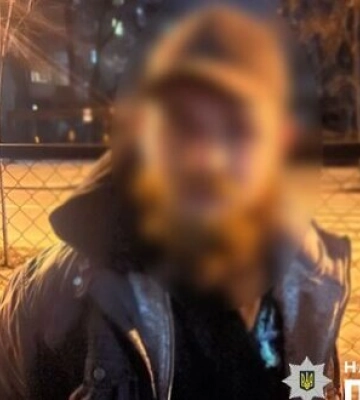 У центрі Києва військового вдарили цеглиною по голові та обікрали. Нападникам загрожує до 15 років за ґратами