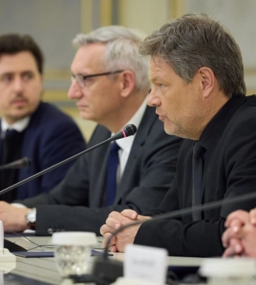 Півтори години у бомбосховищі: віцеканцлер Німеччини спускався в укриття в Києві через повітряну тривогу