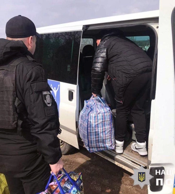 Поліцейські з Дворічної Харківської області евакуюють місцевих мешканців