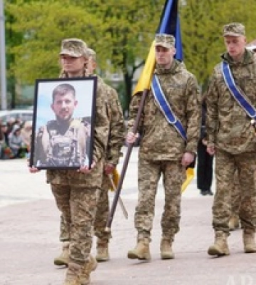 Загинув за день до 32-річчя. Фоторепортаж з прощання у Києві з активістом Павлом Петриченком