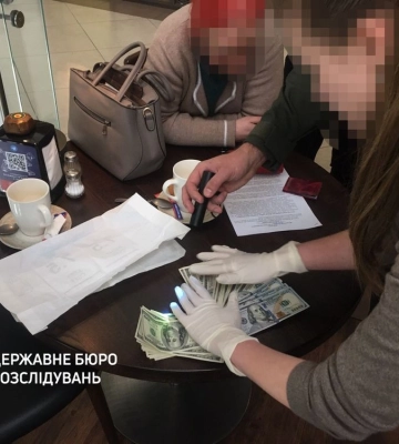 За вознаграждение выдавала фальшивые документы об инвалидности: на Львовщине задержали на взятке врача