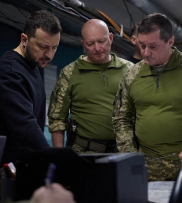&quot;Наша держава пишається тим, що має таких воїнів&quot;: Зеленський відвідав захисників на Донеччині і вручив нагороди. Відео