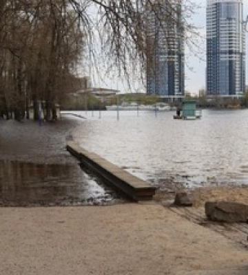 У Києві рівень Дніпра піднявся майже на пів метра. Фото потопу в Гідропарку