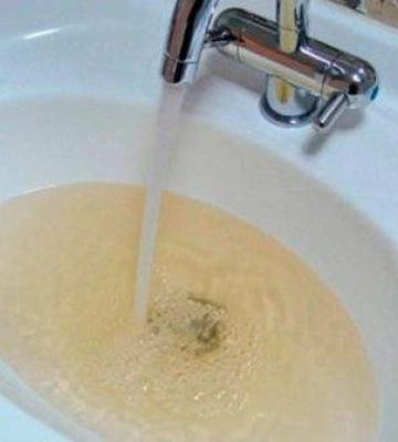 У «Миколаївводоканалі» розповіли про причини жовтої води у кранах