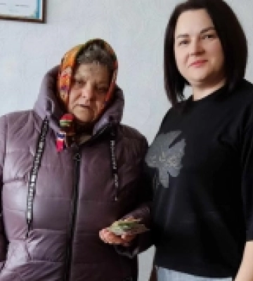 У Корці матері захисника передали кошти, які зібрали на ярмарку