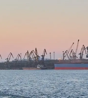 Россияне пол дня обстреливают Одесскую область, повреждена портовая инфраструктура