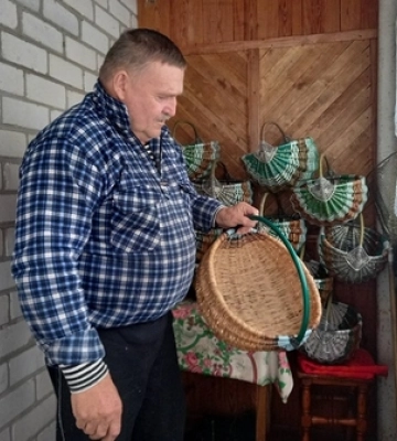 Національне надбання: волинянин плете кошики з коріння сосни 