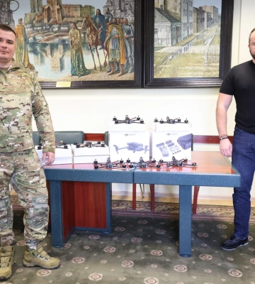 Луцька міська рада передала військовим дрони, зарядні станції та протимінне взуття
