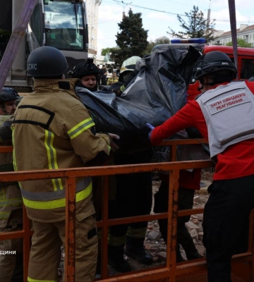 Обстріл Дніпра: з-під завалів будинку дістали тіло жінки