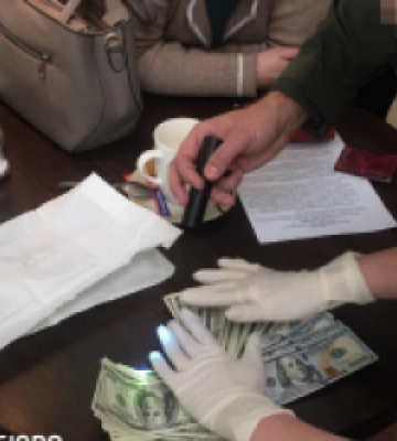 У торговому центрі Львова на хабарі затримали керівницю однієї з лікарень області