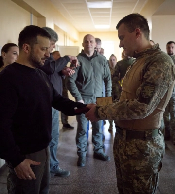 &quot;Наше государство гордится тем, что имеет таких воинов&quot;: Зеленский посетил защитников Донецкой области и вручил награды. Видео