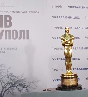 Режисер “20 днів у Маріуполі” привіз Оскар в Україну