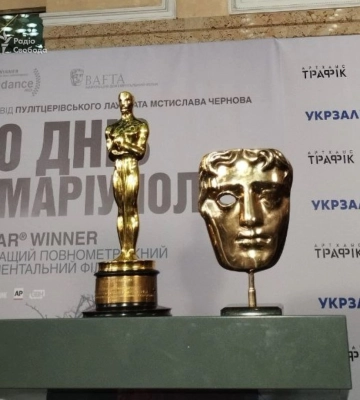 Режиссер оскароносного фильма &quot;20 дней в Мариуполе&quot; Чернов привез статуэтки премий &quot;Оскар&quot; и BAFTA в Украину. Фото