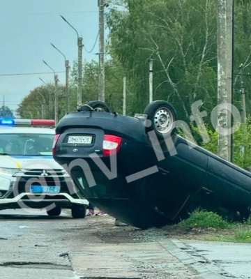 На Волині – ДТП: автівка «Лада» лежить на даху