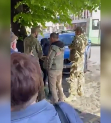 В Ужгороде толпа &quot;отбивала&quot; мужчину у военкомов: реакция ТЦК (видео)