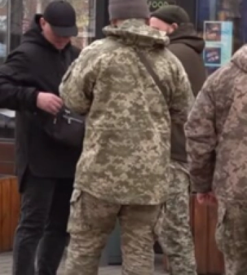 На Закарпатті жінки напали на військових: відео скандалу і реакція ТЦК