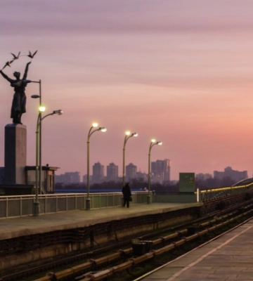 В Киеве приостановили движение поездов метро на левый берег