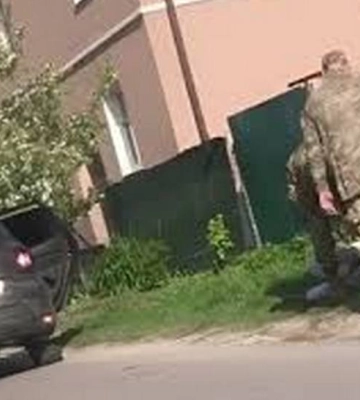 У Львові військові на вулиці скрутили чоловіка: у ТЦК заявили про напад на співробітників (ВІДЕО)