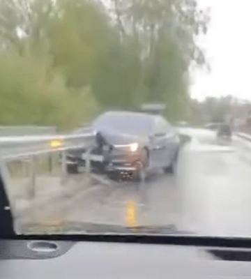Поблизу Луцька водій на авто наштрикнувся на відбійник (ВІДЕО)