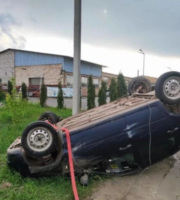 На Волині – ДТП: автівка «Лада» лежить на даху