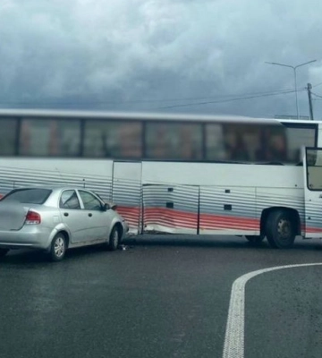 На Київщині легковик влетів у автобус