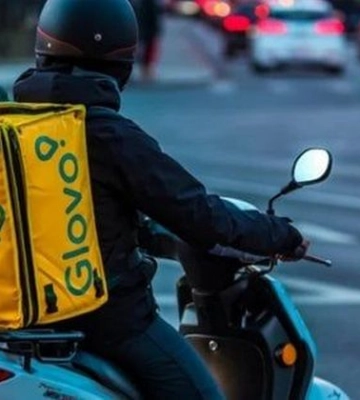 Львівський суд оштрафував кур’єра Glovo на 51 грн за побиття водія тролейбуса