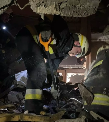 В Днепре ночью из-под завалов поврежденного ракетой дома деблокировали тело еще одного погибшего