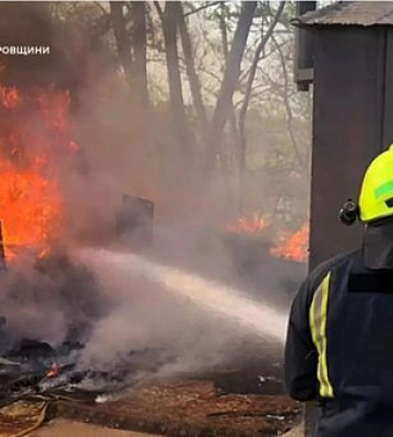 У Кривому Розі вогонь з відкритої території розповсюдився на гаражі