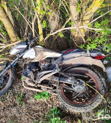 Під Сумами мотоцикліст врізався у дерево