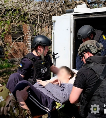 У поліції показали, як відбувається евакуація маломобільних людей із прифронтової зони