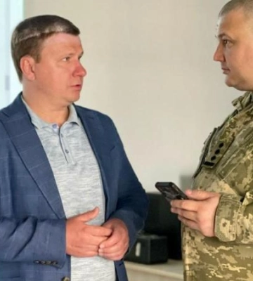Інспекційний обʼїзд: черговий по місту перевірив, як працює система «Звук», що виявляє ворожі дрони та ракети, а також укриття