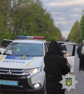 Двоє чоловіків відкрили вогонь по поліцейських на Вінниччині, загинув правоохоронець, ще одного поранено, введено поліцейську операцію. ФОТО