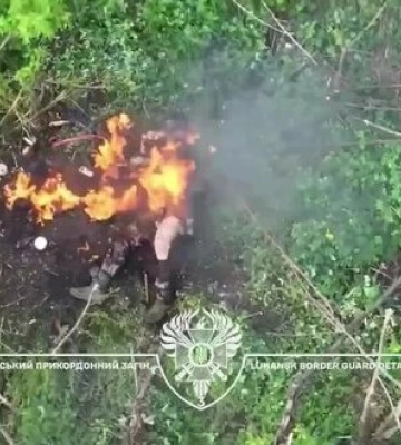 Окупант горить живцем на Бахмутському напрямку. ВIДЕО 18+